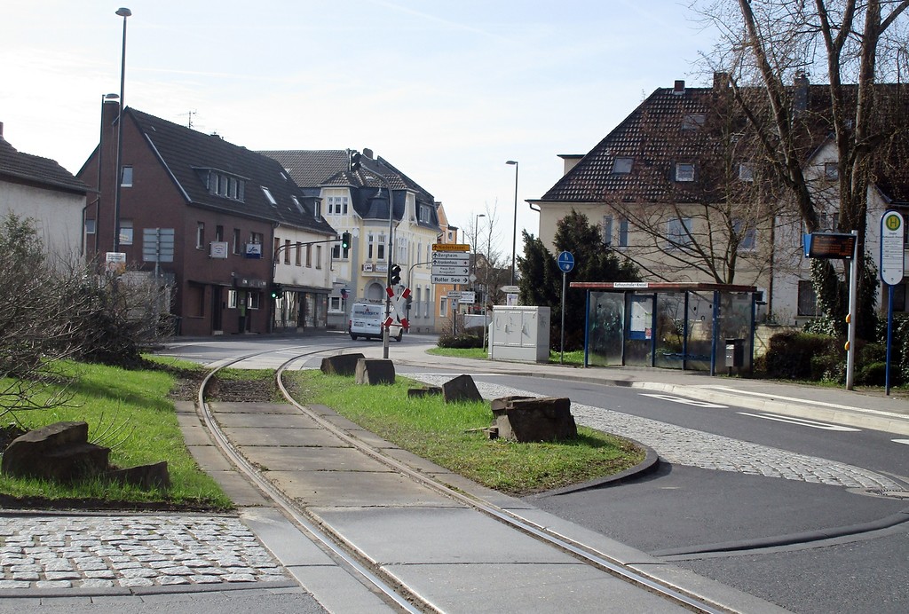 Die Gleise der Kleinbahn Siegburg - Zündorf queren den Verkehrskreisel Spicher Straße / Pastor-Böhm-Straße in Troisdorf-Sieglar (2017).