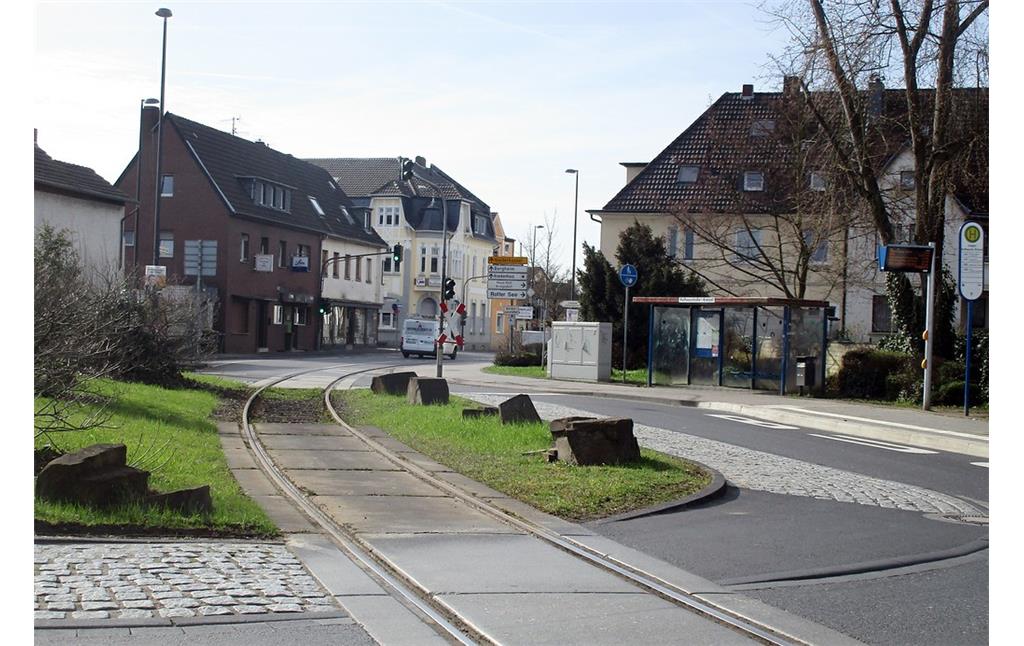Die Gleise der Kleinbahn Siegburg - Zündorf queren den Verkehrskreisel Spicher Straße / Pastor-Böhm-Straße in Troisdorf-Sieglar (2017).