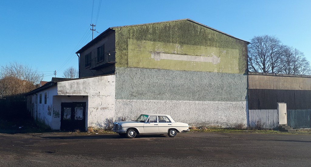 Das Gebäude der zwischen 1979 und 2015 in einem früheren Supermarkt betriebenen Diskothek Musicalbox "M-Box" in Kaisersesch (2019).
