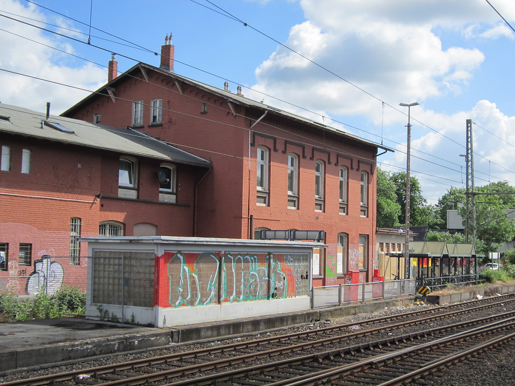 das Empfangsgebäude und links des Güterschuppen des Bahnhofes Gerresheim, von der Bahnseite aus gesehen; im Vordergrund der Abgang zum Fußgängertunnel unter den Gleisen (2012)