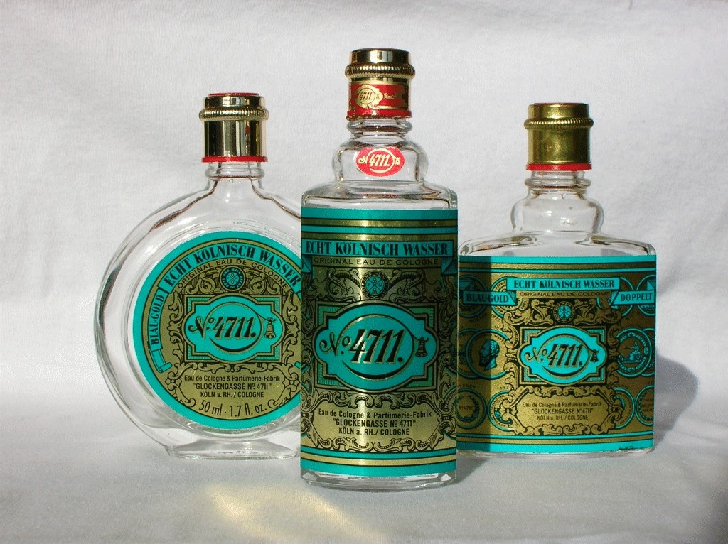 Verschiedene Parfüm-Flakons der Marke "4711 - Echt Kölnisch Wasser" (2006).