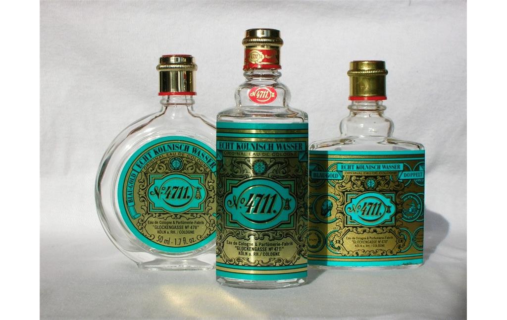 Verschiedene Parfüm-Flakons der Marke "4711 - Echt Kölnisch Wasser" (2006).