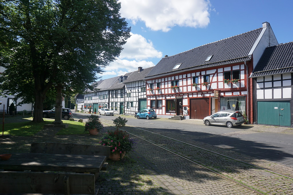 Schleiden-Olef, Denkmalbereich. Der 'Plan' (Dreiecksplatz) und Fachwerkgebäude an der Westseite (2017)