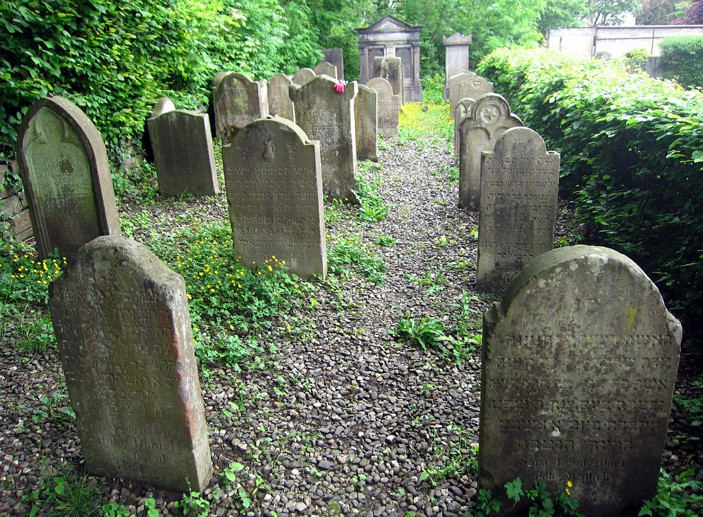 Grabsteine auf der jüdischen Gedenkstätte Ännchenstraße in Bonn-Bad Godesberg, Sicht in westliche Richtung (2014)