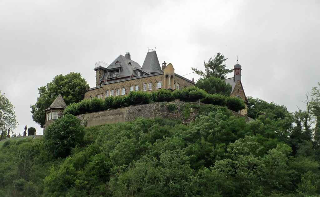 Blick aus dem Tal auf die Höhenburg Ockenfels (ursprünglich "Burg zur Leyen") oberhalb von Linz am Rhein (2020).