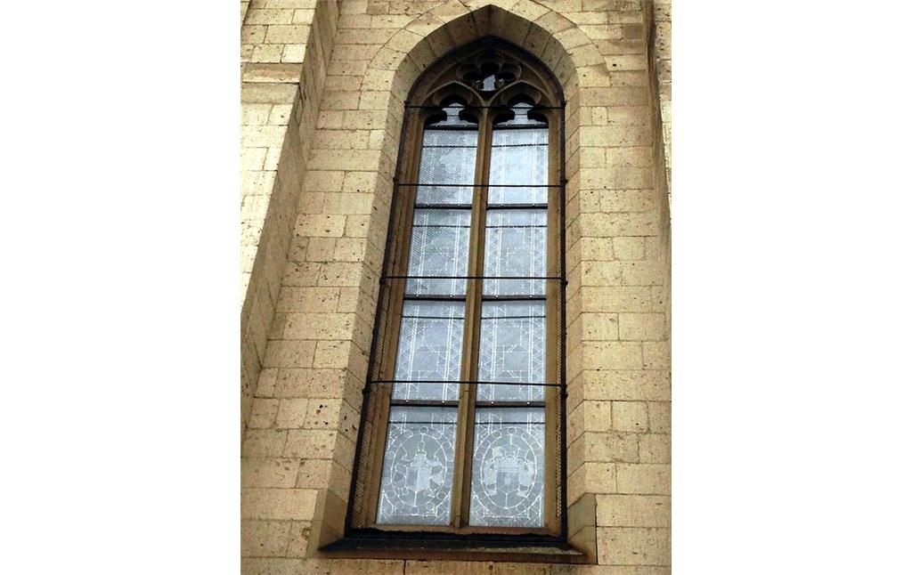Nahaufnahme eines neugotischen Fensters der Schlosskapelle in Sayn (2015).