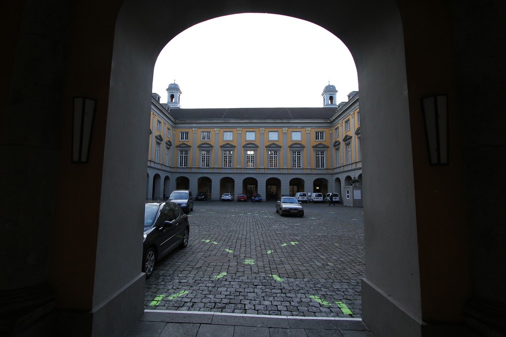 Innenhof des kurfürstlichen Schlosses Bonn mit Blick auf den heutigen Aulaflügel vom Ehrenhof her kommend (2013)