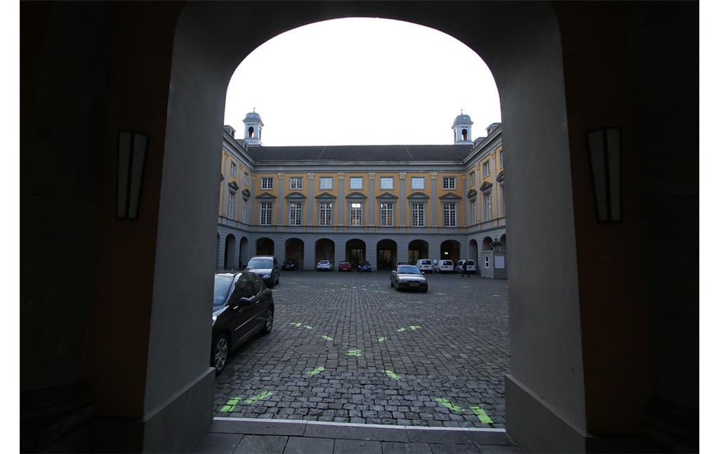 Innenhof des kurfürstlichen Schlosses Bonn mit Blick auf den heutigen Aulaflügel vom Ehrenhof her kommend (2013)