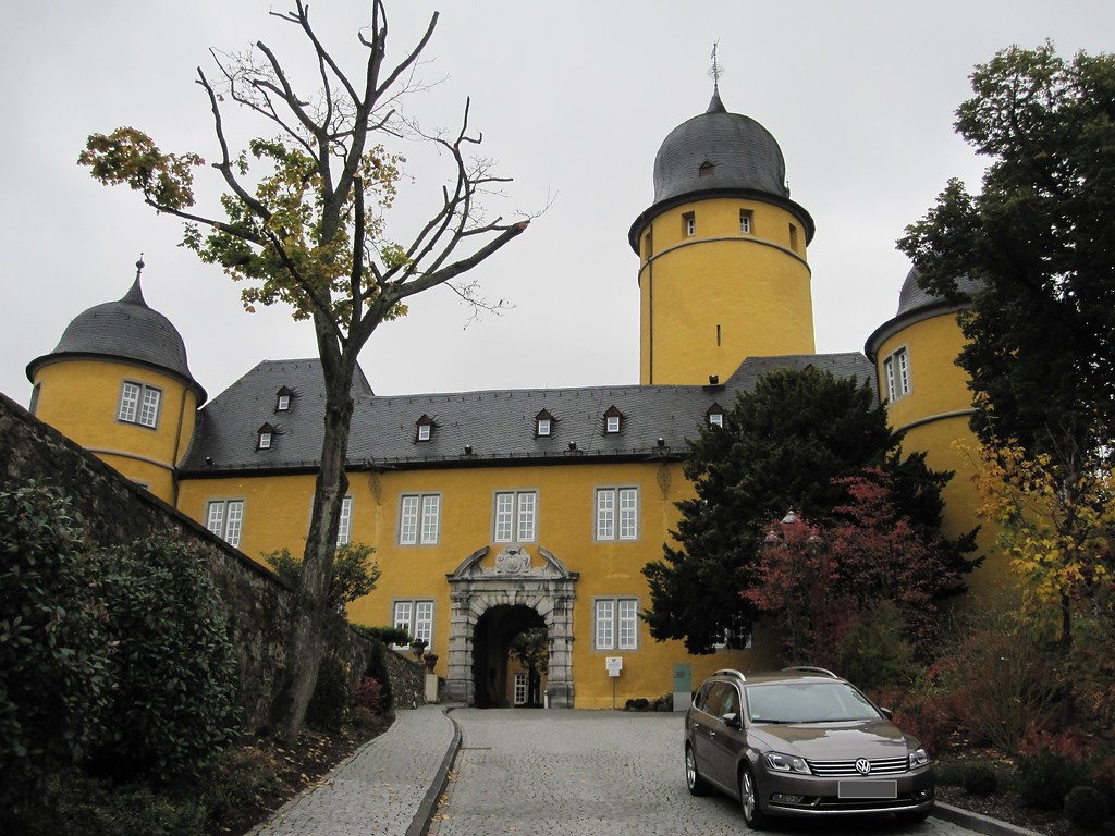 Eingangsbereich von Schloss Montabaur vom Schlossweg aus gesehen (2013)