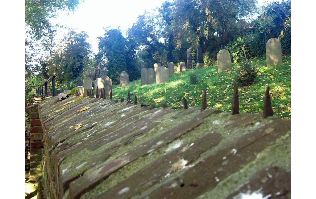 Gräberfeld und Friedhofsmauer auf dem Jüdischen Friedhof am Stromberg in Jüchen-Hochneukirch (2013).