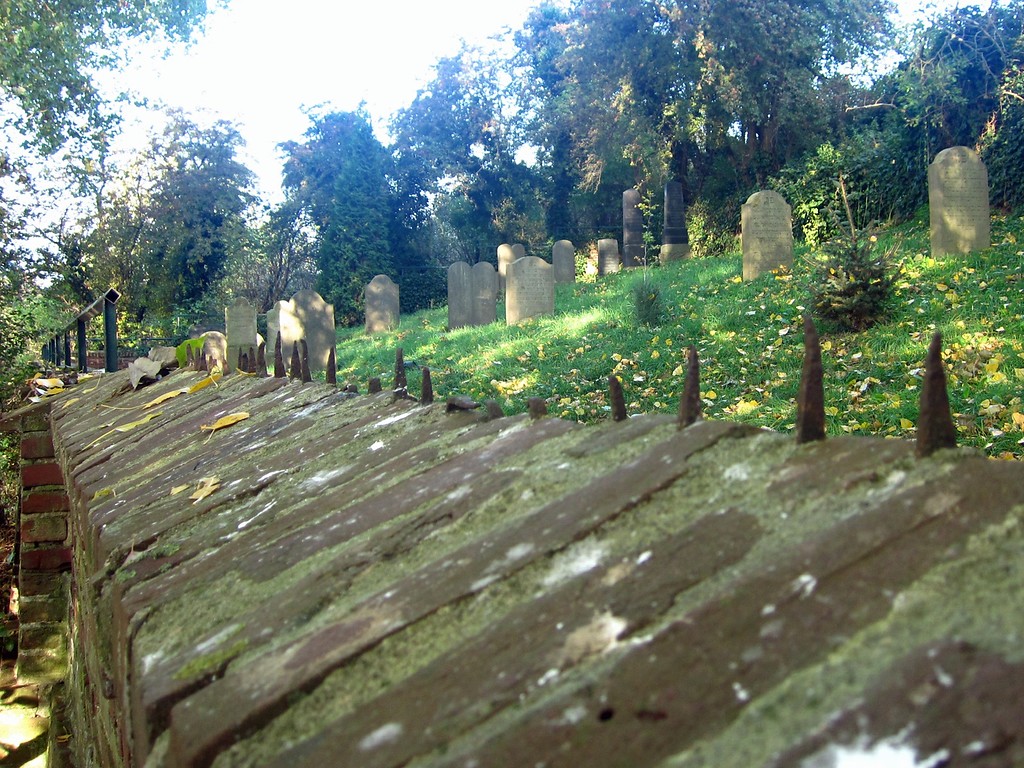Gräberfeld und Friedhofsmauer auf dem Jüdischen Friedhof am Stromberg in Jüchen-Hochneukirch (2013).