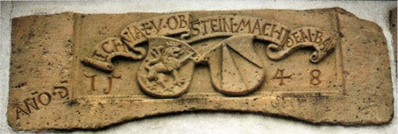 Wappenstein an der Kredenburg in Maikammer-Alsterweiler (2013). Die Inschrift lautet: "ICH VIAX V. OB(ER)STEIN MACHT(E) DEN BAW / AN(N)O D(OMINI) 1548".