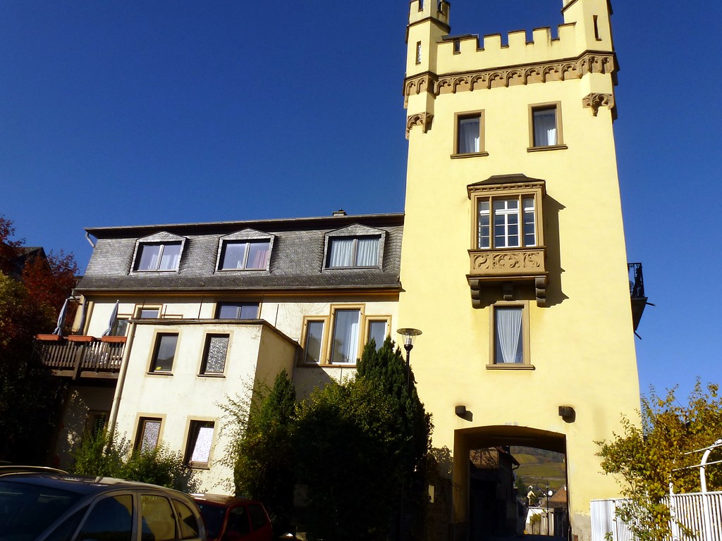 Weißer Turm der Stadtbefestigung Oberwesel (2016): Die Südseite des Turms mit einem Erker, der nach 1863 angebaut wurde.