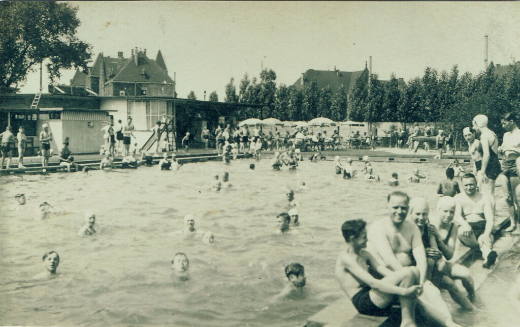 Historische Aufnahme des Badelebens im Riehler Schwimmbad (vor 1945).