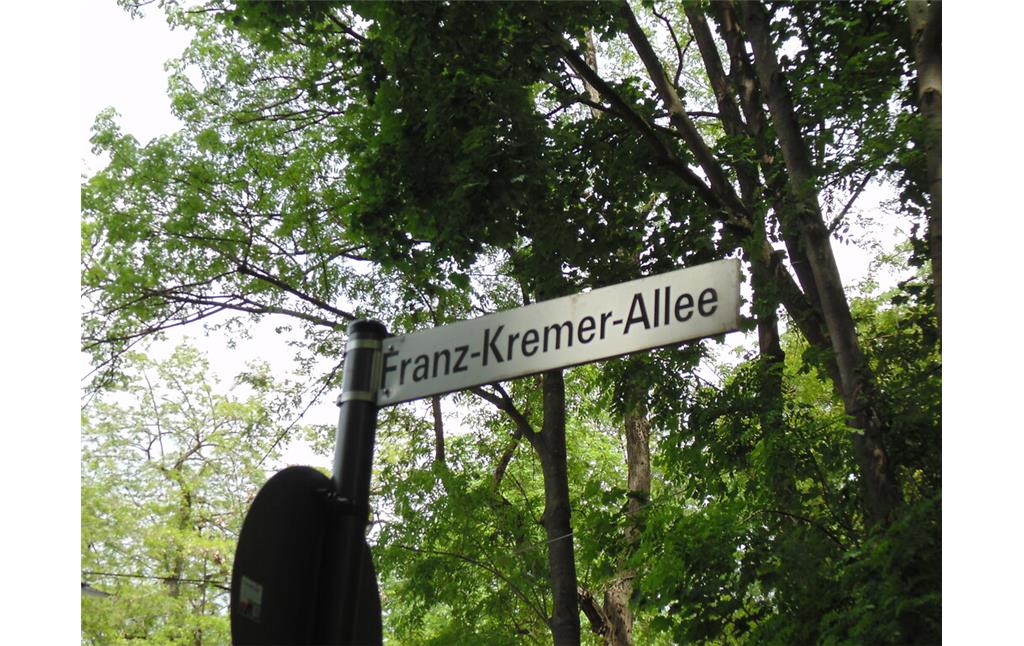 Franz-Kremer-Allee im RheinEnergieSportpark in Köln-Sülz (2021).