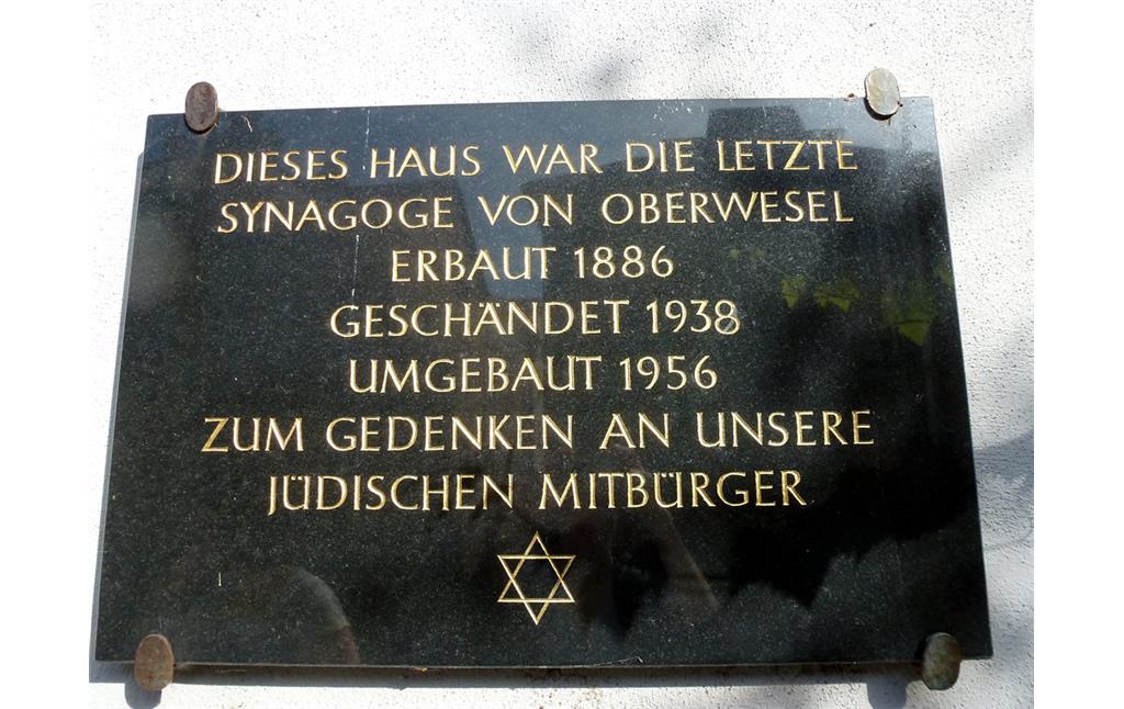 Ehemalige Synagoge am Schaarplatz in Oberwesel (2016): Gedenktafel an der Synagoge.