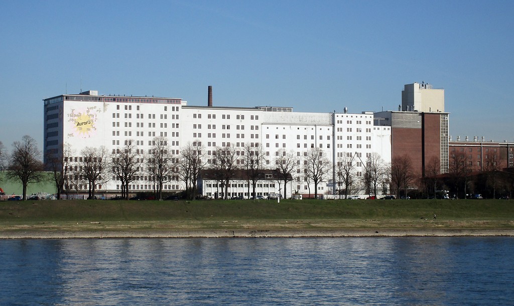 Die "Ellmühle" bzw. "Aurora-Mühle" in Deutz (2019), Blick von der Kölner Rheinseite aus (2019).