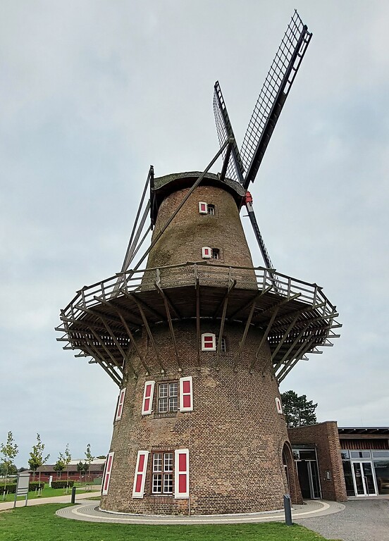 LVR-Archäologischer Park Xanten: Die restaurierte Windmühle aus dem 18. Jahrhundert am LVR-RömerMuseum beherbergt das Café "KaffeeMühle".