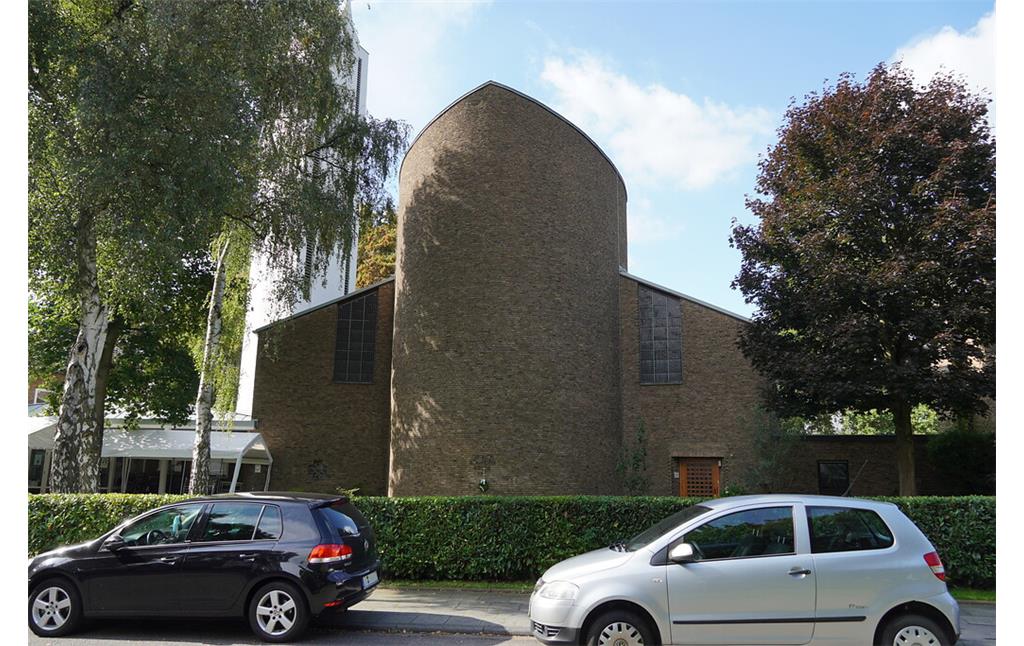 Die evangelische Dietrich-Bonhoeffer-Kirche in der Birkenallee in Köln-Junkersdorf (2021)