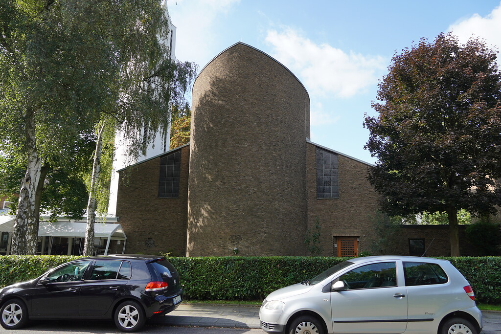 Die evangelische Dietrich-Bonhoeffer-Kirche in der Birkenallee in Köln-Junkersdorf (2021)