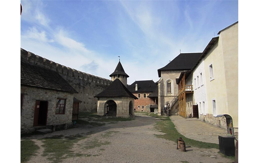Courtyard of Khotyn Fortress: Castle draw-well, Western (Commandant's) tower and Commandant's palace