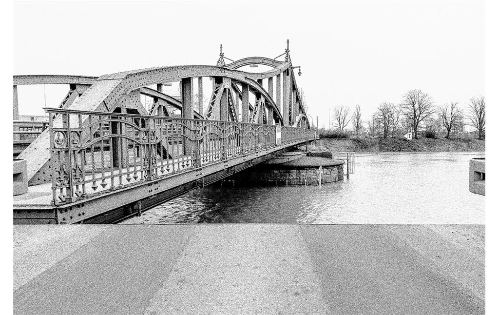 Die 1905 erbaute Jugendstil-Drehbrücke über Einfahrt zum Rheinhafen Krefeld (2021).