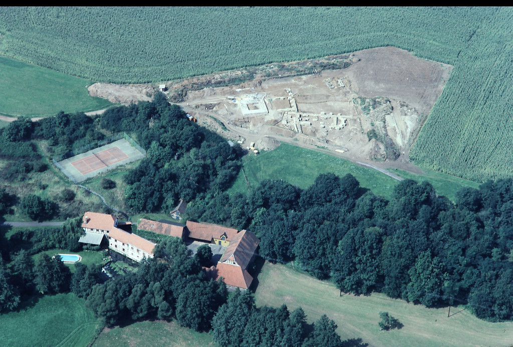 Schrägbildaufnahme der Burg Arnsburg bei Lich-Arnsburg (1986)