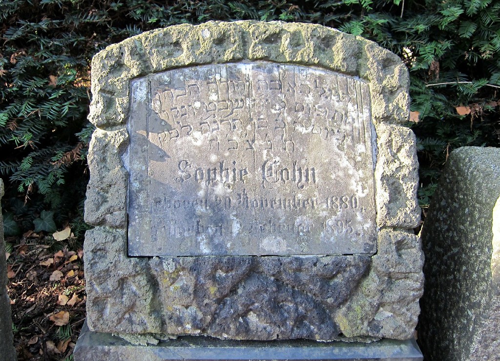 Ein Grabstein vom ehemaligen Dinslakener Judenfriedhof "auf dem Doelen", der sich heute auf dem Jüdischen Friedhof auf dem Parkfriedhof, Willy-Brandt-Straße, befindet (2011)