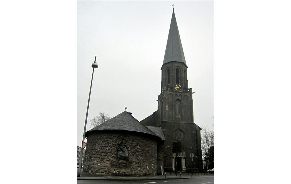 Die Kalker Kapelle vor der St. Marienkirche im Stadtteil Köln-Kalk (2012).