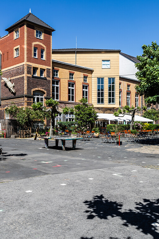 Innenhof mit Tischtennisplatten und Biergarten des Bürgerzentrums "Alte Feuerwache" im Kölner Agnesviertel (2021)