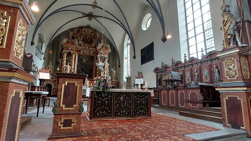 Altarbereich der ehemaligen Klosterkirche der Benediktinerabtei Corvey bei Höxter, heute katholische Pfarrkirche St. Stephanus und St. Vitus (2021).