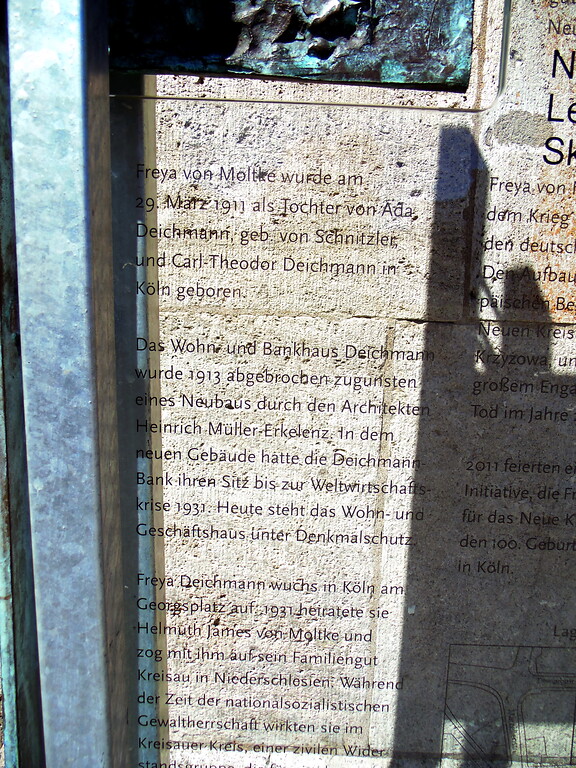 Teil eins des Textes auf der Glasstele zu Ehren von Freya Gräfin von Moltke, geb. Deichmann (2020).