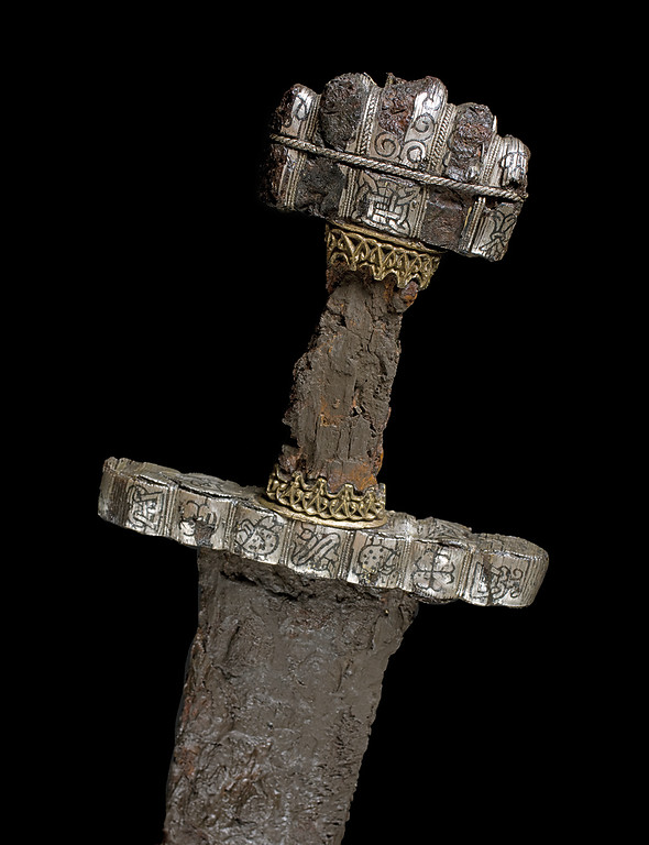 Karolingisches Prunkschwert mit fünfteiliger Knaufkrone aus der Hauptbestattung des Bootkammergrabes von Haithabu