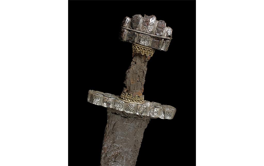 Karolingisches Prunkschwert mit fünfteiliger Knaufkrone aus der Hauptbestattung des Bootkammergrabes von Haithabu
