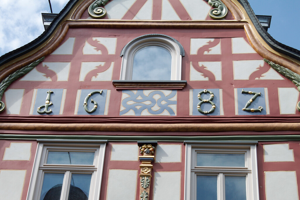 Detailaufnahme des Schweifgiebels am Gebäude Kleiner Markt 13 in Montabaur mit der Jahreszahl 1682 (2021)