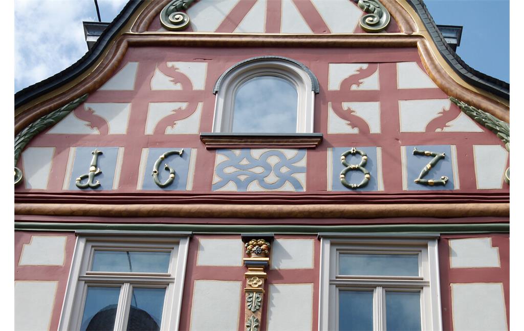 Detailaufnahme des Schweifgiebels am Gebäude Kleiner Markt 13 in Montabaur mit der Jahreszahl 1682 (2021)