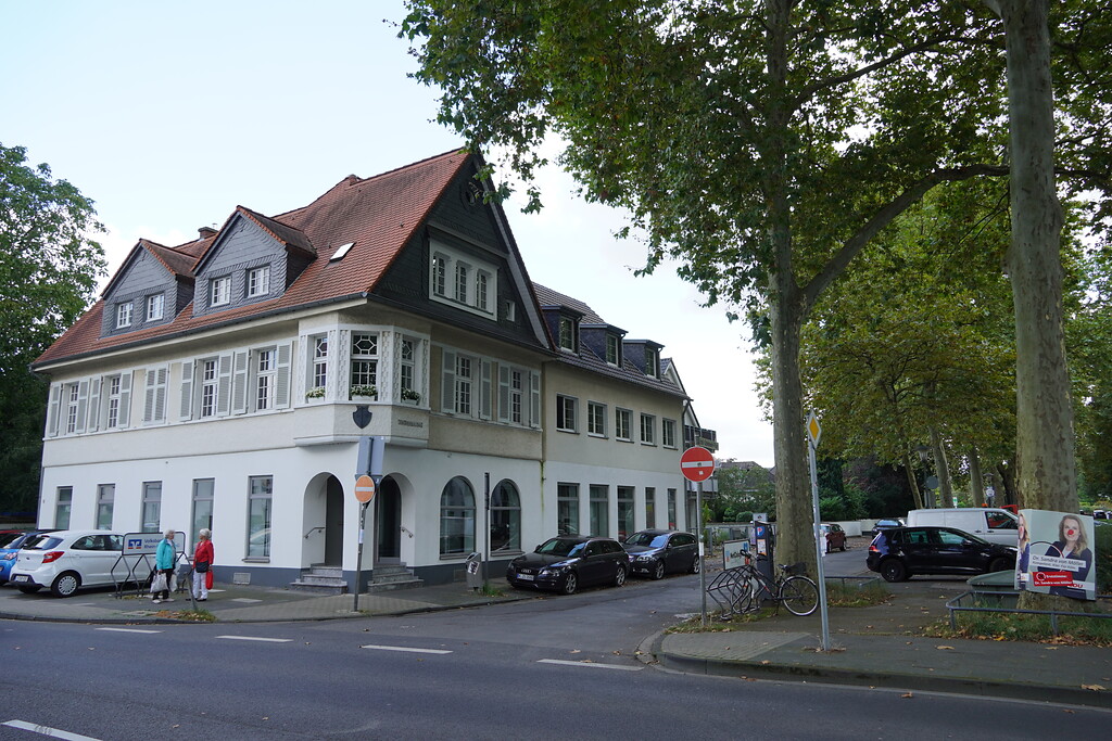 Blick auf ein historisches Gebäude an der Ecke Goethestraße / Emil-Schreiterer Platz in Köln-Weiden (2021).