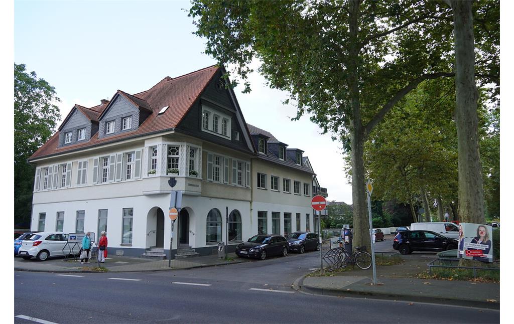 Blick auf ein historisches Gebäude an der Ecke Goethestraße / Emil-Schreiterer Platz in Köln-Weiden (2021).