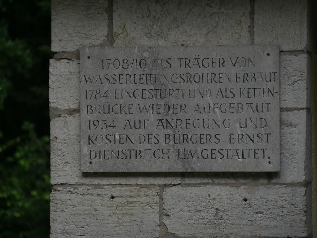 Erinnerungstafel am östlichen Widerlager des Ernst-Dienstbach-Stegs in Weilburg (2017)
