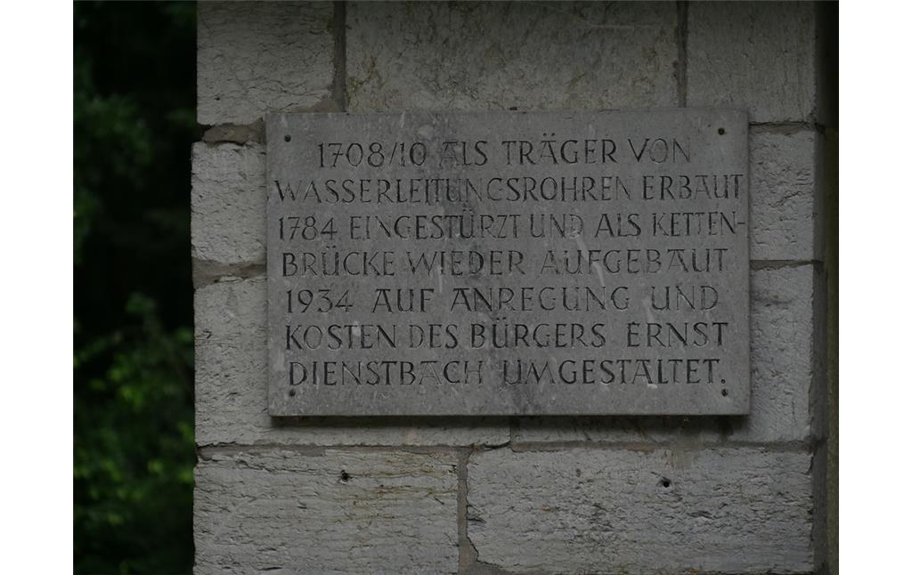 Erinnerungstafel am östlichen Widerlager des Ernst-Dienstbach-Stegs in Weilburg (2017)