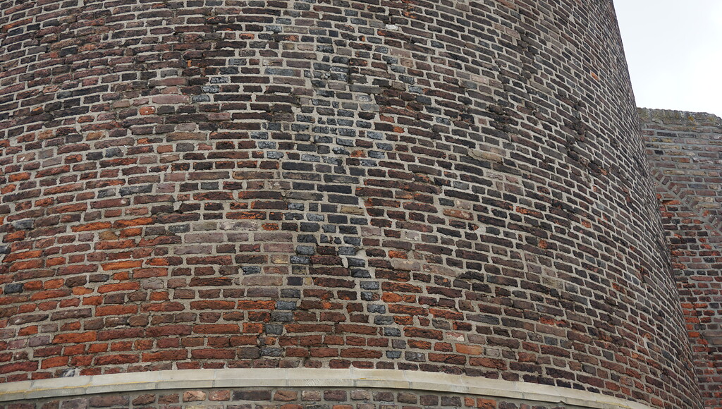 Rees, Altstadt (2022). Mühlenturm, Wächterfigur in grauen Ziegeln