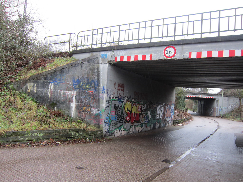 Brücke der Bahntrasse von Mönchengladbach nach Homberg über die Straße Oberfeld in Duisburg-Trompet. Im Hintergrund die Bahnstrecke von Rheinhausen nach Kleve (2015)