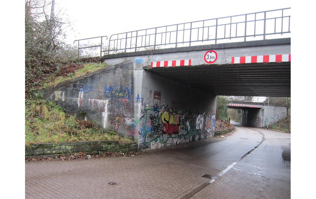 Brücke der Bahntrasse von Mönchengladbach nach Homberg über die Straße Oberfeld in Duisburg-Trompet. Im Hintergrund die Bahnstrecke von Rheinhausen nach Kleve (2015)