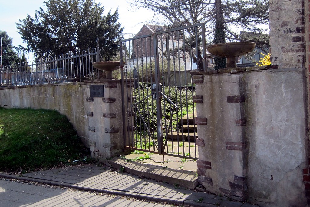 Tor zum Jüdischen Friedhof in der Talstraße in Eschweiler und Teil der den Friedhof umgebenden Mauer (2014)
