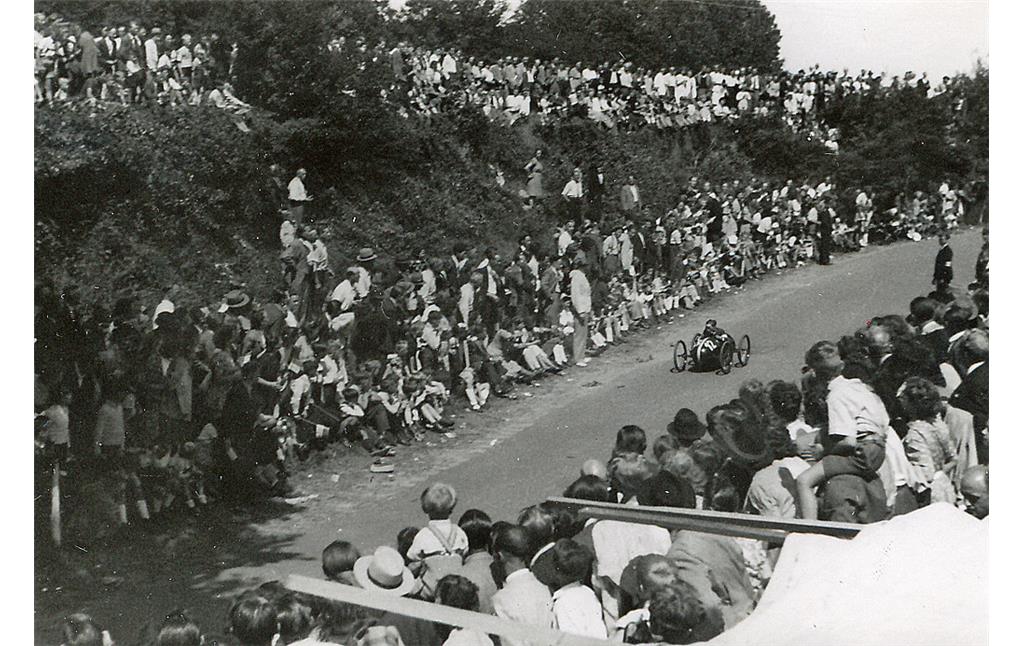 Blick auf die Strecke des historischen Seifenkistenrennen "Dhünntal Kistelrennen" am Pfingstmontag 6. Juni 1949 in Edelrath (Leverkusen-Schlebusch).