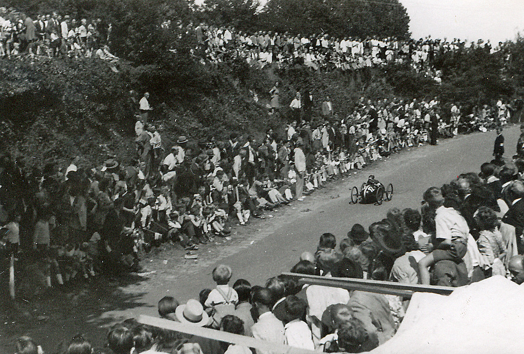 Blick auf die Strecke des historischen Seifenkistenrennen "Dhünntal Kistelrennen" am Pfingstmontag 6. Juni 1949 in Edelrath (Leverkusen-Schlebusch).
