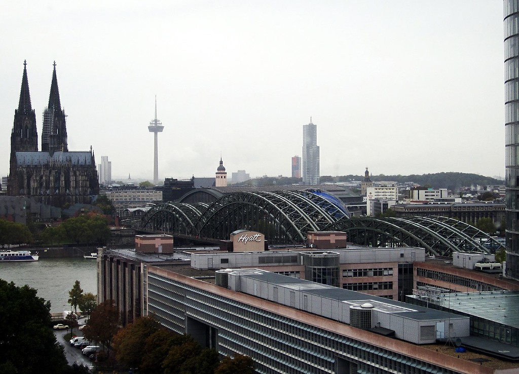 Blick aus dem LVR-Hochhaus auf den Dom, den Fernmeldeturm "Colonius", die Hohenzollernbrücke und das Hyatt-Hotel (2011)