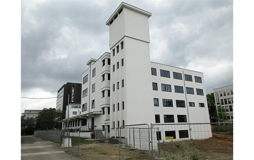 Der frühere Wasserturm der Chemischen Werke Siegel Co. ("Sidol-Werke") in Köln-Braunsfeld ist heute baulicher Bestandteil eines modernen Wohn- und Gewerbekomplexes (2018).