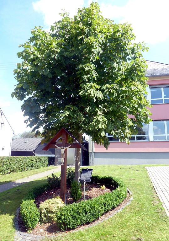 Das Kuhhirtskreuz an der Grundschule Halsenbach (2014)