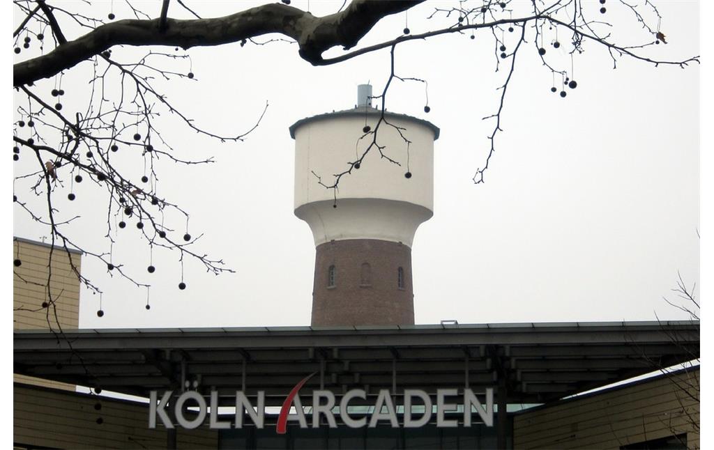 Wasserturm der ehemaligen Chemischen Fabrik Kalk hinter dem Einkaufszentrum "Köln Arcaden" in der Kalker Hauptstraße (2012)